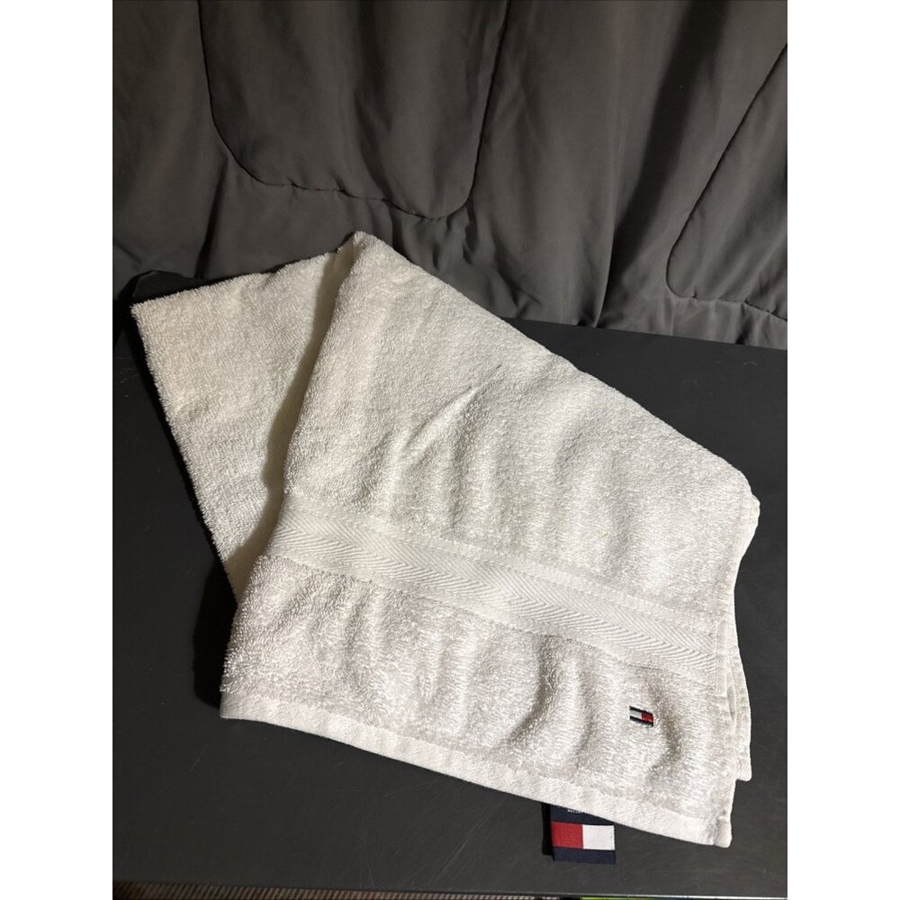 TOMMY HILFIGER Vintage Bath Towel 100% Cotton Logo 48”Lx27”W